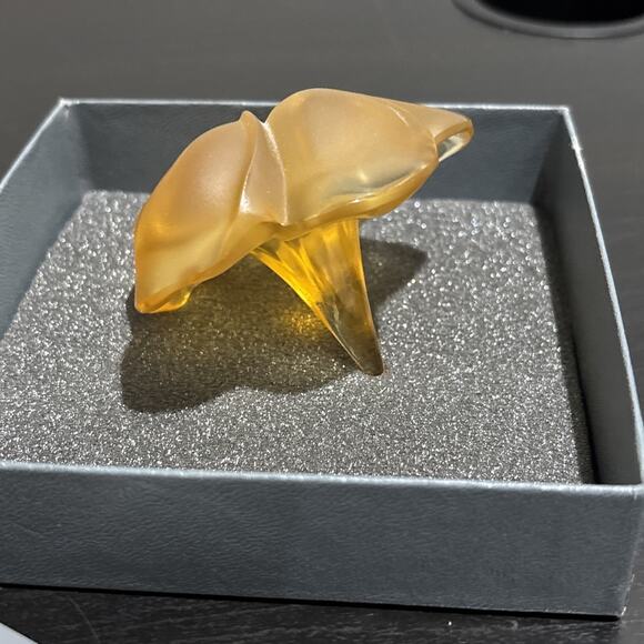 Lalique Crystal Plumeria Flower Ring Holder France Glass Amber 3" Signed NEW - Picture 6 of 9